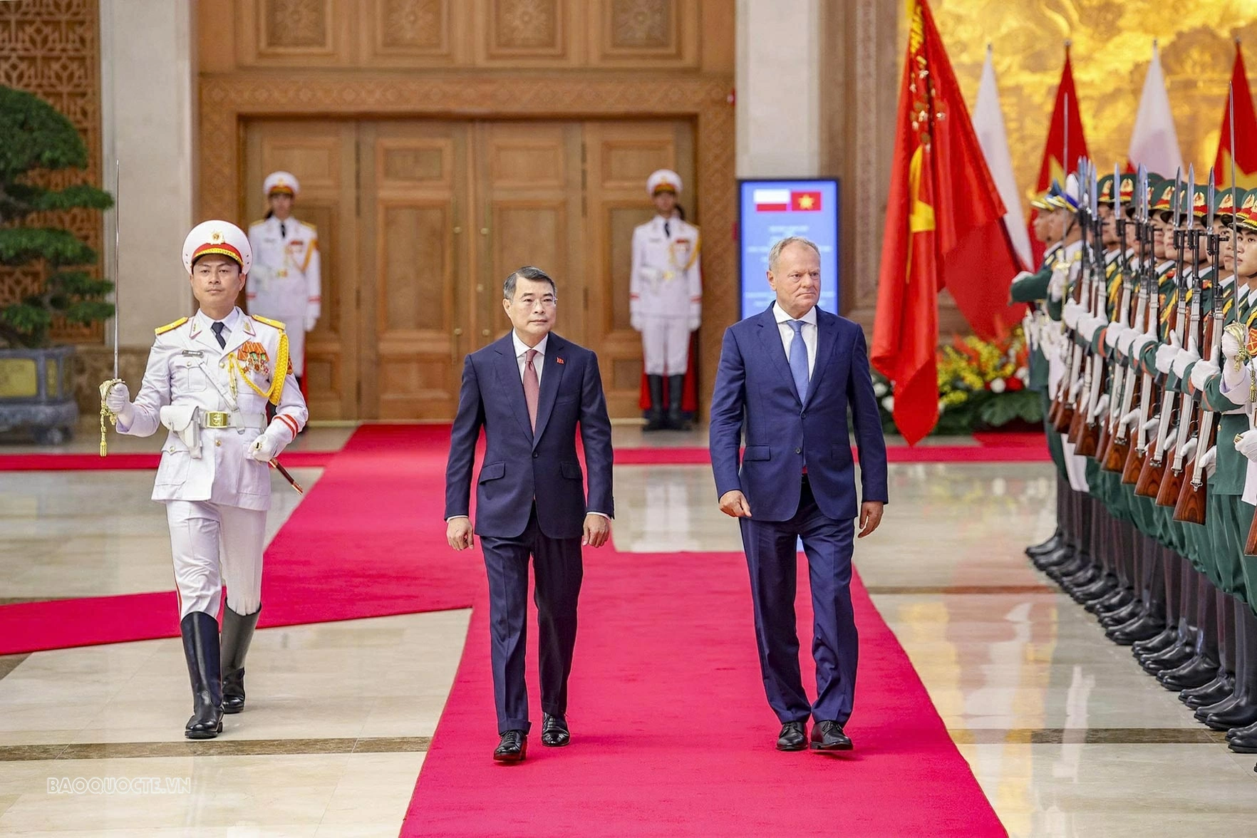 Thủ tướng Lê Minh Hưng và Thủ tướng Liechtenstein Brigitte Haas duyệt Đội danh dự Quân đội nhân dân Việt Nam. 
