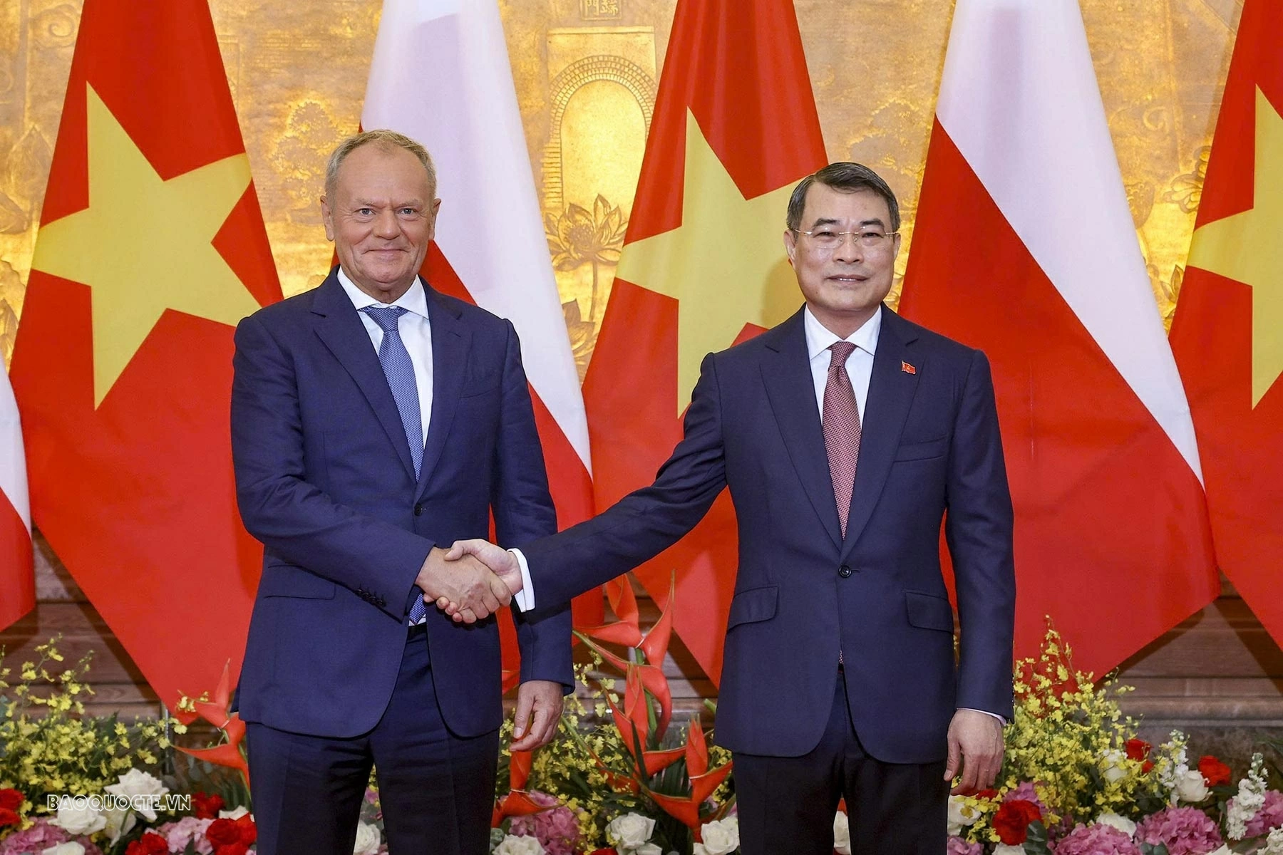 Thủ tướng Lê Minh Hưng và Thủ tướng Liechtenstein Brigitte Haas chụp ảnh chung trước khi tiến vào Hội đàm. 