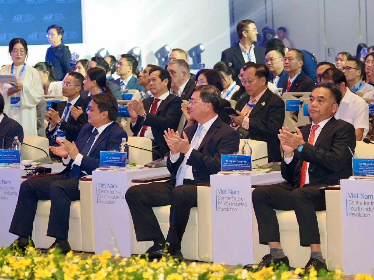Phó Chủ tịch Thường trực UBND TPHCM Nguyễn Lộc Hà và Phó Chủ tịch UBND TPHCM Nguyễn Công Vinh tham dự sự kiện CEO 500. (Ảnh: Thành Long)