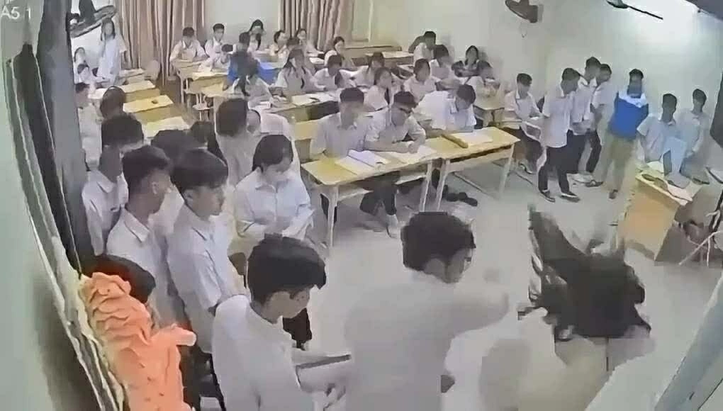 44.12. Đằng sau một hành vi bạo lực trên bục giảng