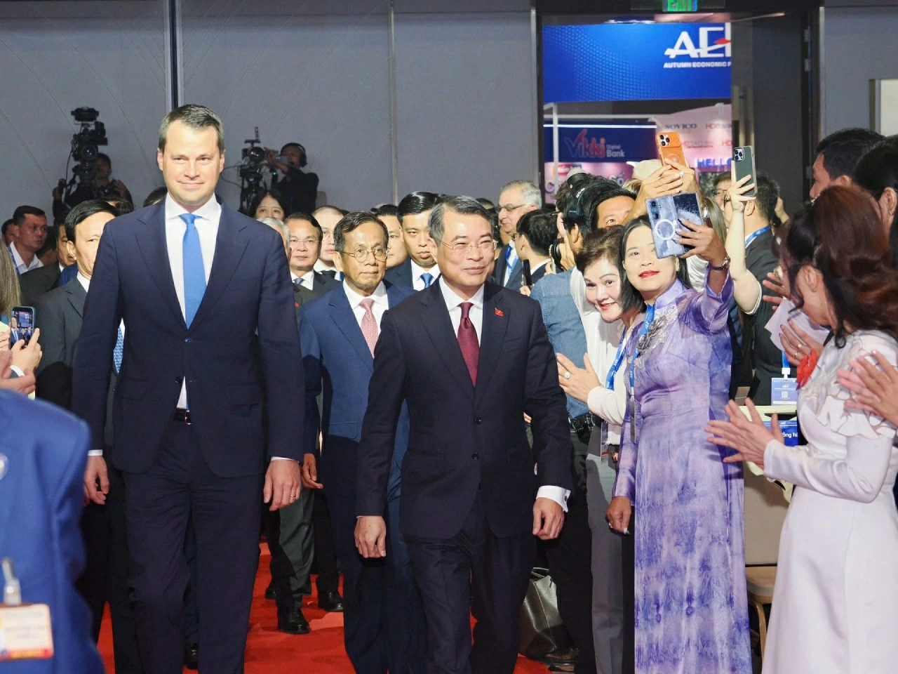 Chính thức khai mạc Diễn đàn Kinh tế mùa Thu 2026: Gửi đi thông điệp Việt Nam sẵn sàng hợp tác để cùng phát triển Chính thức khai mạc Diễn đàn Kinh tế mùa Thu 2026: Gửi đi thông điệp Việt Nam sẵn sàng hợp tác để cùng phát triển
