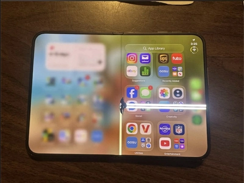 Chiếc iPhone Duo của người dùng tại Mỹ xuất hiện vùng đen và các đường sọc trên màn hình trong sau khi phát ra tiếng “tách” lúc mở máy. Chiếc iPhone Duo của người dùng tại Mỹ xuất hiện vùng đen và các đường sọc trên màn hình trong sau khi phát ra tiếng “tách” lúc mở máy.