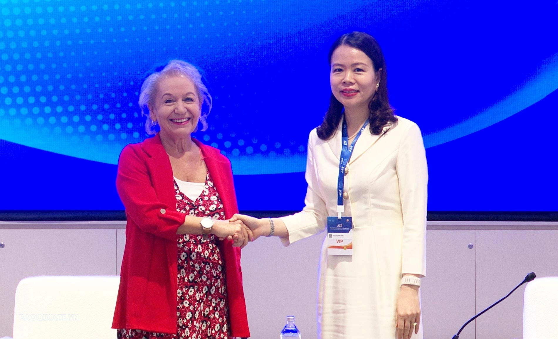 Thứ trưởng Bộ Ngoại giao Nguyễn Minh Hằng đã tiếp Nam tước Rosalie Winterton, Quốc vụ khanh Bộ Ngoại giao, Thịnh vượng chung và Phát triển Vương quốc Anh Thứ trưởng Bộ Ngoại giao Nguyễn Minh Hằng đã tiếp Nam tước Rosalie Winterton, Quốc vụ khanh Bộ Ngoại giao, Thịnh vượng chung và Phát triển Vương quốc Anh