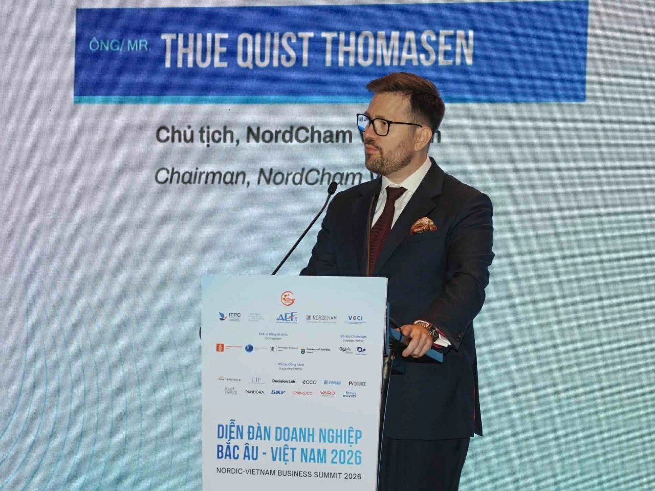 Ông Thue Quist Thomasen, Chủ tịch Hiệp hội Doanh nghiệp Bắc Âu tại Việt Nam (NordCham Vietnam), phát biểu khai mạc Diễn đàn Doanh nghiệp Bắc Âu – Việt Nam 2026. (Ảnh: Hùng Hoàng) Ông Thue Quist Thomasen, Chủ tịch Hiệp hội Doanh nghiệp Bắc Âu tại Việt Nam (NordCham Vietnam), phát biểu khai mạc Diễn đàn Doanh nghiệp Bắc Âu – Việt Nam 2026. (Ảnh: Hùng Hoàng)
