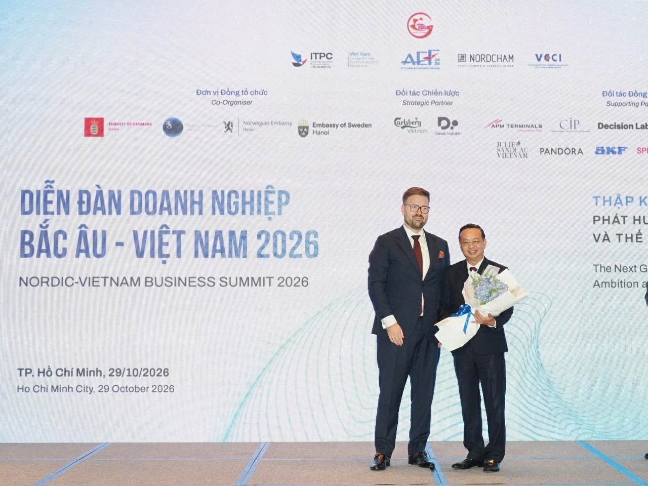 Chủ tịch Hiệp hội Doanh nghiệp Bắc Âu tại Việt Nam (NordCham Vietnam) Thue Quist Thomasen (bên trái) tặng hoa Phó Chủ tịch UBND TPHCM Bùi Minh Thạnh. (Ảnh: Hùng Hoàng) Chủ tịch Hiệp hội Doanh nghiệp Bắc Âu tại Việt Nam (NordCham Vietnam) Thue Quist Thomasen (bên trái) tặng hoa Phó Chủ tịch UBND TPHCM Bùi Minh Thạnh. (Ảnh: Hùng Hoàng)