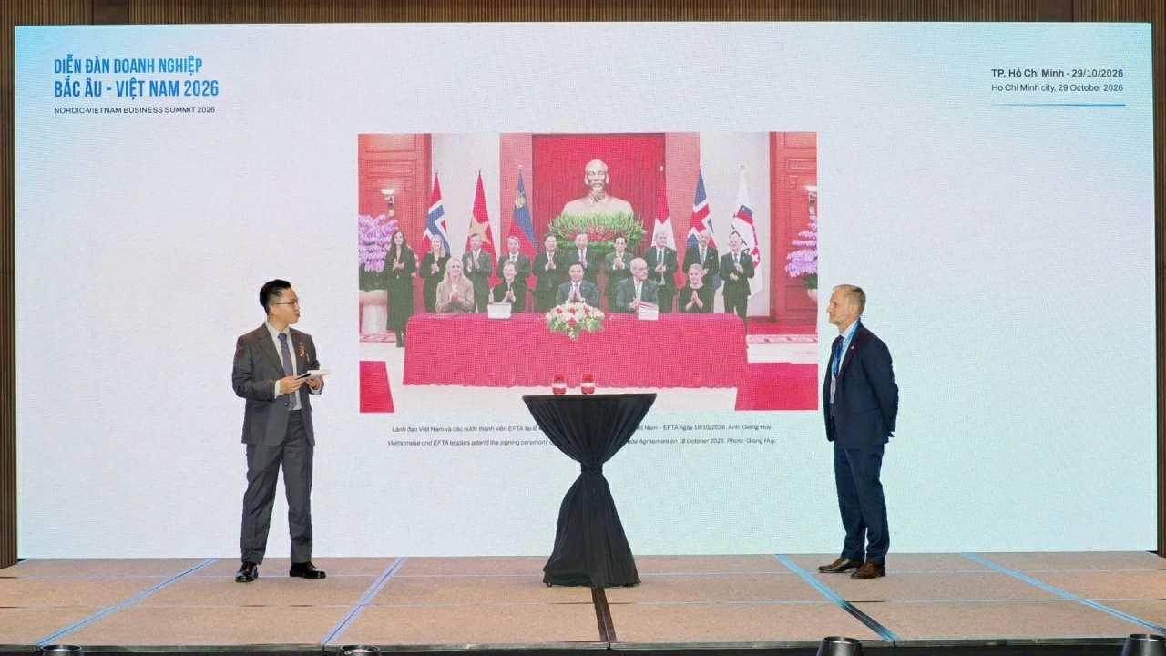 Các diễn giả tham gia phiên đối thoại cùng Đại sứ với chủ đề “Hiệp định thương mại Việt Nam – EFTA: Nắm bắt cơ hội, thúc đẩy tăng trưởng kinh doanh”. (Ảnh: Hùng Hoàng) Các diễn giả tham gia phiên đối thoại cùng Đại sứ với chủ đề “Hiệp định thương mại Việt Nam – EFTA: Nắm bắt cơ hội, thúc đẩy tăng trưởng kinh doanh”. (Ảnh: Hùng Hoàng)