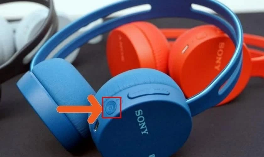 Hãy bật nguồn và kích hoạt chế độ ghép nối Bluetooth trên tai nghe.