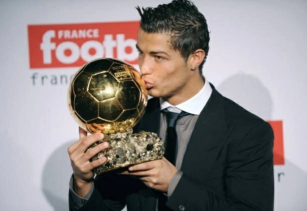 Cristiano Ronaldo giành chiến thắng trong cuộc bình chọn Quả bóng vàng mọi thời đại