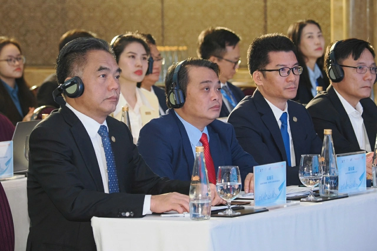 Phó Chủ tịch Thường trực UBND TPHCM Nguyễn Lộc Hà (bìa trái) cùng các đại biểu tham dự Hội thảo xúc tiến đầu tư Việt Nam – Trung Quốc. (Ảnh: Hùng Hoàng) Phó Chủ tịch Thường trực UBND TPHCM Nguyễn Lộc Hà (bìa trái) cùng các đại biểu tham dự Hội thảo xúc tiến đầu tư Việt Nam – Trung Quốc. (Ảnh: Hùng Hoàng)