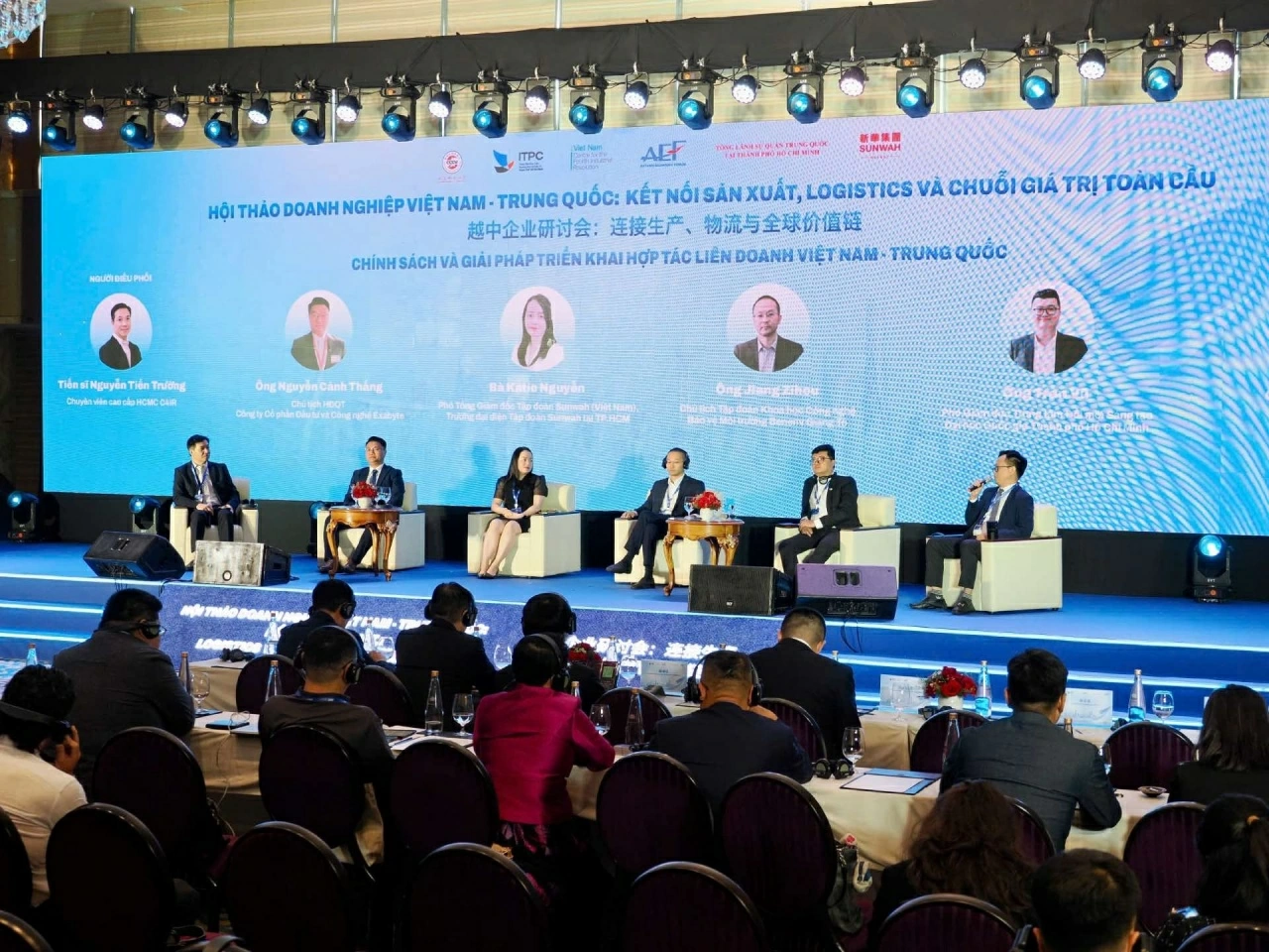 phiên tọa đàm “Chính sách và giải pháp triển khai hợp tác liên doanh Việt Nam – Trung Quốc”. (Ảnh: Hùng Hoàng) phiên tọa đàm “Chính sách và giải pháp triển khai hợp tác liên doanh Việt Nam – Trung Quốc”. (Ảnh: Hùng Hoàng)