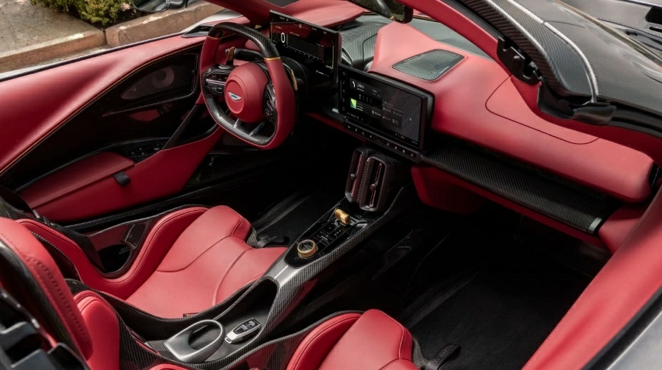 Aston Martin trang bị tiêu chuẩn ghế Touring sợi carbon cho nội thất xe.