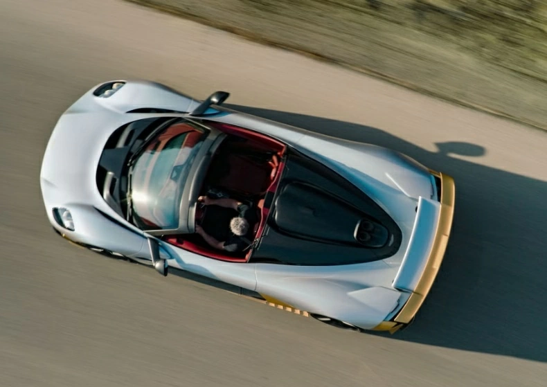 Valhalla Spider vẫn giữ nhiều nét thiết kế đặc trưng của bản coupe.