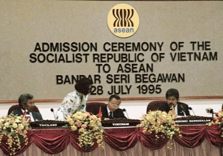 Bộ trưởng Bộ Ngoại Giao Nguyễn Mạnh Cầm ký Tuyên bố kết nạp Việt nam là thành viên chính thức của ASEAN. Nguồn: Trần Sơn/ TTXVN