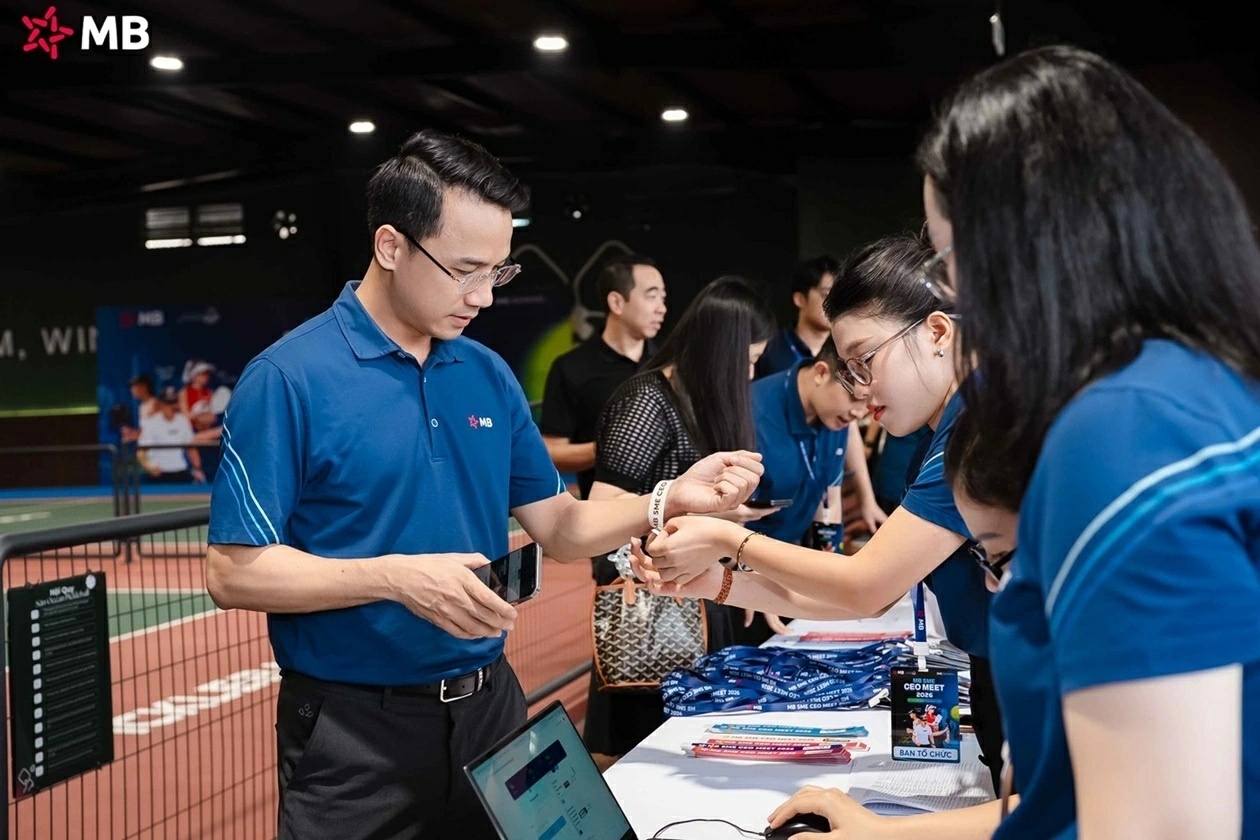 Các CEO tham dự không chỉ trực tiếp bước vào sân đấu cùng các “nhà vô địch”, tận hưởng những khoảnh khắc ghi dấu ấn và được tôn vinh, mà còn trực tiếp gặp gỡ, kết nối với chủ doanh nghiệp được thiết kế trước trong lĩnh vực tiềm năng. Các CEO tham dự không chỉ trực tiếp bước vào sân đấu cùng các “nhà vô địch”, tận hưởng những khoảnh khắc ghi dấu ấn và được tôn vinh, mà còn trực tiếp gặp gỡ, kết nối với chủ doanh nghiệp được thiết kế trước trong lĩnh vực tiềm năng.