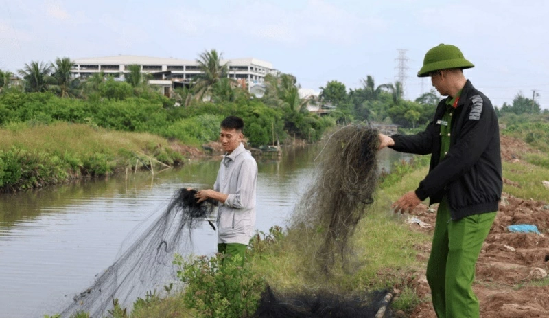 Trung tâm Hành động vì Động vật Hoang dã Việt Nam (WildAct) phối hợp với lực lượng chức năng tháo gỡ hơn 4.500m lưới bẫy chim. (Nguồn: BTC)