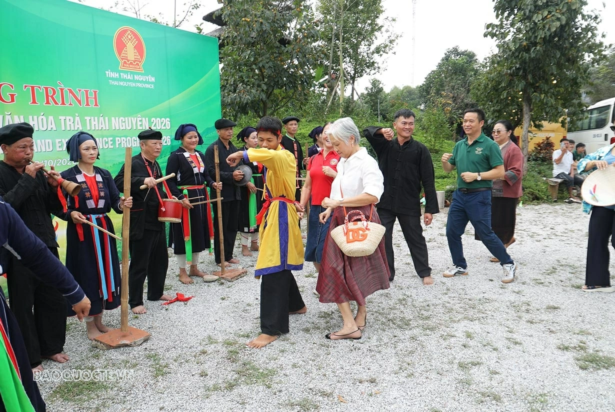Phu nhân Lê Nguyệt Anh mời tham gia giao lưu cùng đồng bào dân tộc.