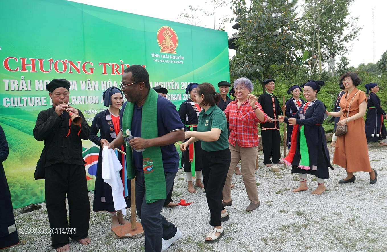 Các đại biểu tham gia giao lưu cùng đồng bào dân tộc.
