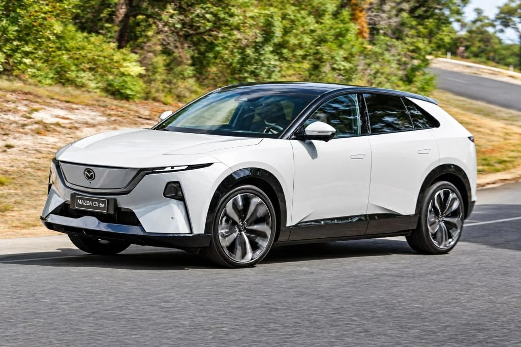 Mazda CX-6e sở hữu kiểu dáng bề thế và cơ bắp.