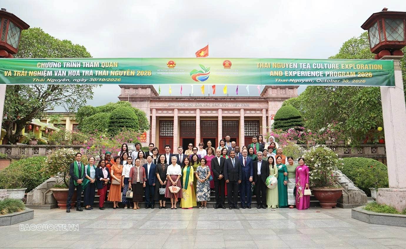 Tham dự chương trình có Phu nhân Bộ trưởng Ngoại giao Lê Hoài Trung, bà Lê Nguyệt Anh; Chủ tịch UBND tỉnh Thái Nguyên Nguyễn Thế Mạnh; Thứ trưởng Ngoại giao Ngô Lê Văn cùng đại diện lãnh đạo Bộ Ngoại giao, lãnh đạo tỉnh Thái Nguyên và các đại sứ, phu nhân, phu quân đại sứ các nước.