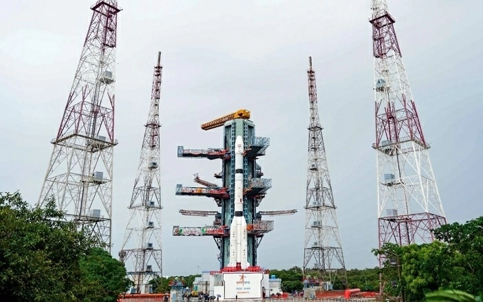 Tên lửa Ấn Độ GSLV-F18 của ISRO trước khi phóng vệ tinh dẫn đường NVS-03. Ảnh: ANI.