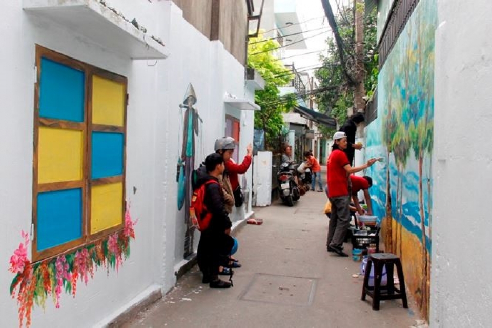 alleyway murals of central da nang city