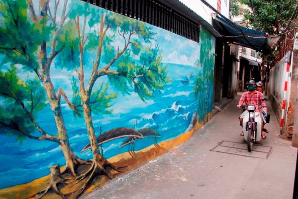 alleyway murals of central da nang city