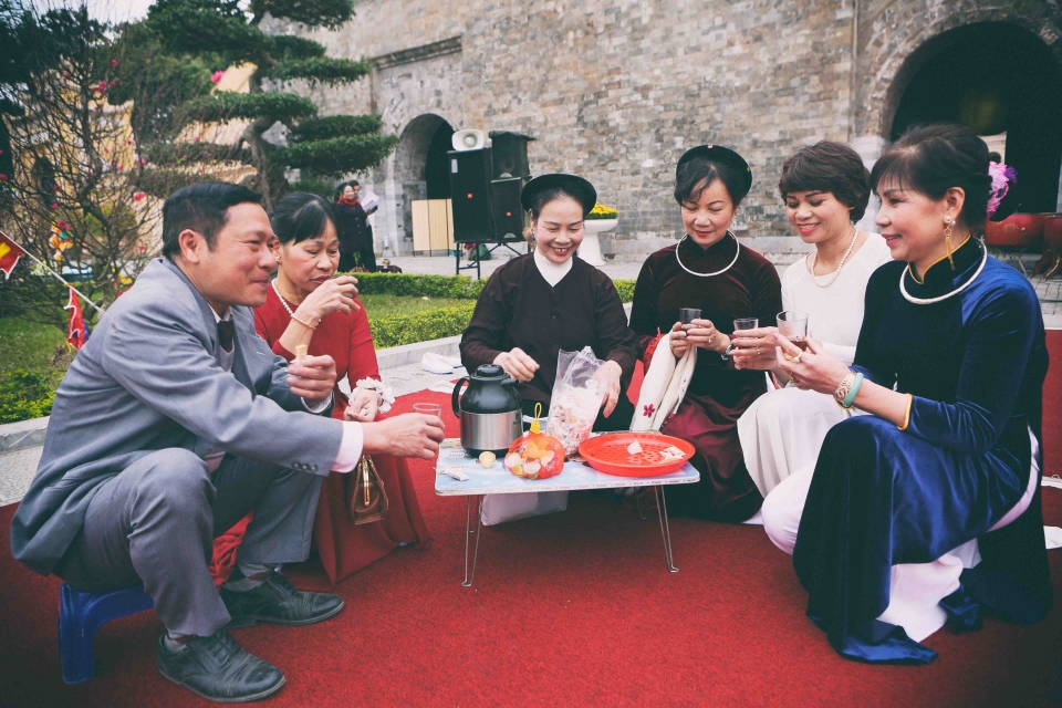 traditional tet re enacted at thang long royal citadel