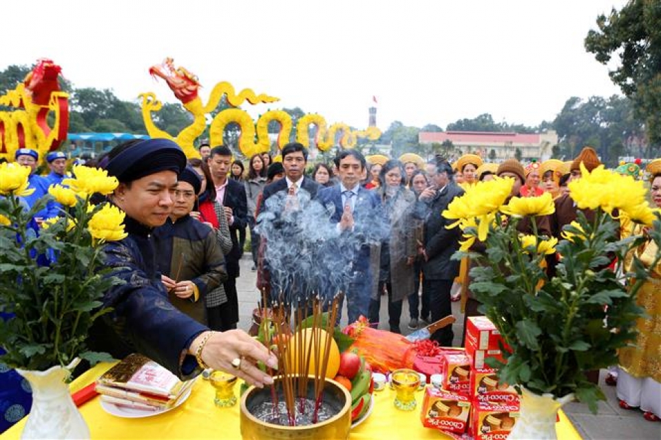 traditional tet re enacted at thang long royal citadel