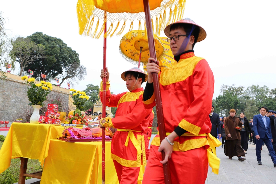 traditional tet re enacted at thang long royal citadel