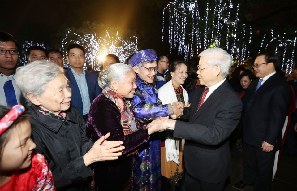 Party chief welcomes New Year with Ha Noi’s residents