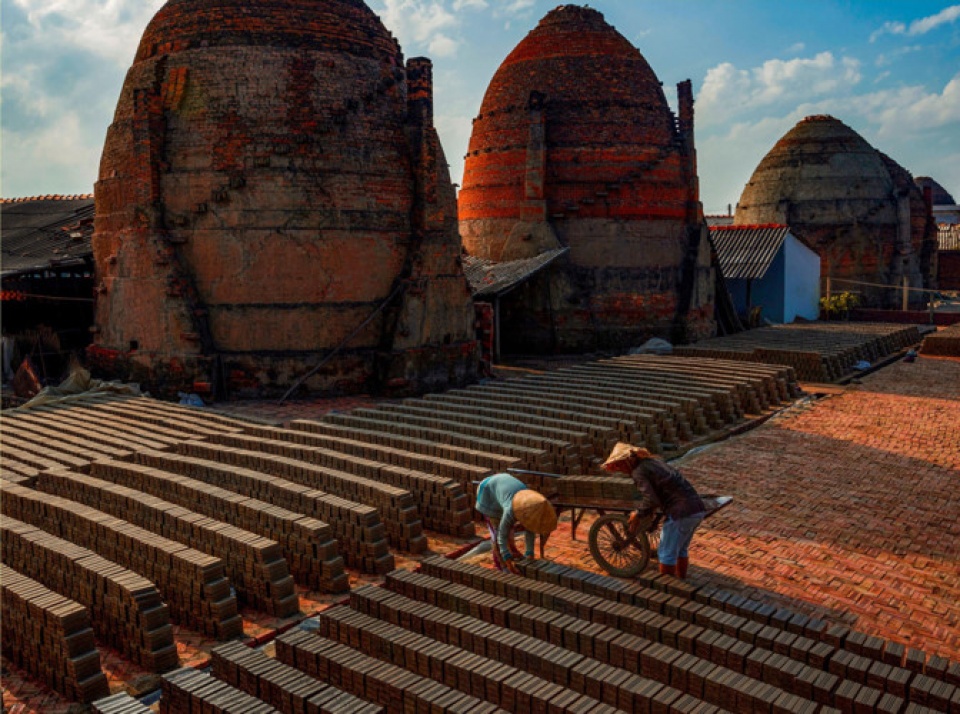 stunning images of traditional pottery village