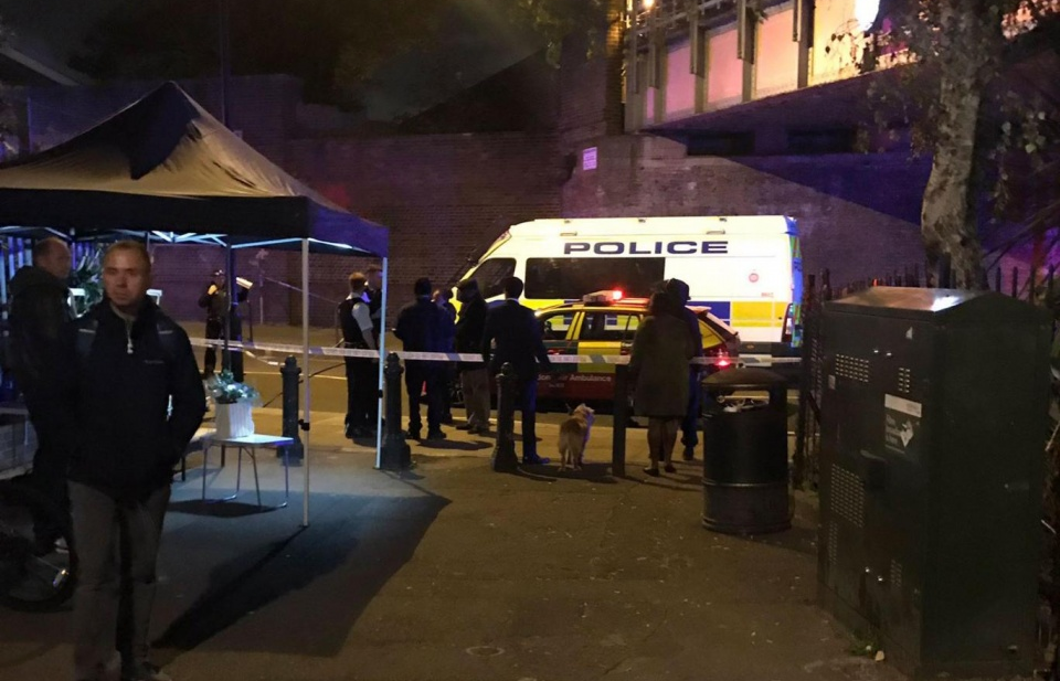 Tấn công bằng dao bên ngoài ga tàu tại Anh