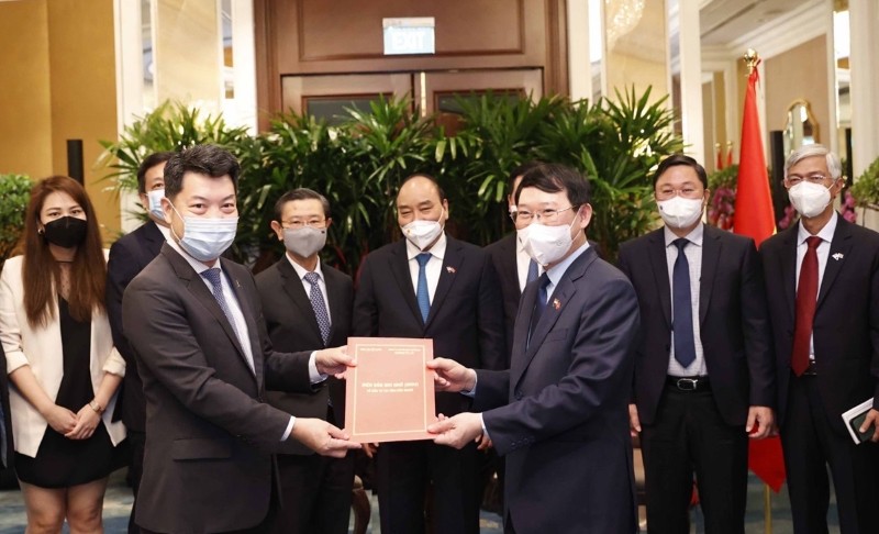 Chủ tịch UBND tỉnh Lê Ánh Dương trao chứng nhận đầu tư cho doanh nghiệp trong chuyến thăm, làm việc tại Singapore.
