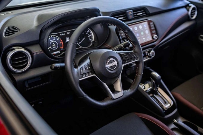 Phiên bản tiêu chuẩn Nissan Almera S có thêm hỗ trợ kết nối Apple CarPlay/Android Auto khi khách hàng chọn thêm gói S Plus hoàn toàn mới. Bản này dùng vành 16 inch và hàng ghế sau dạng liền, có thể ngả từng phần theo tỷ lệ 60:40.