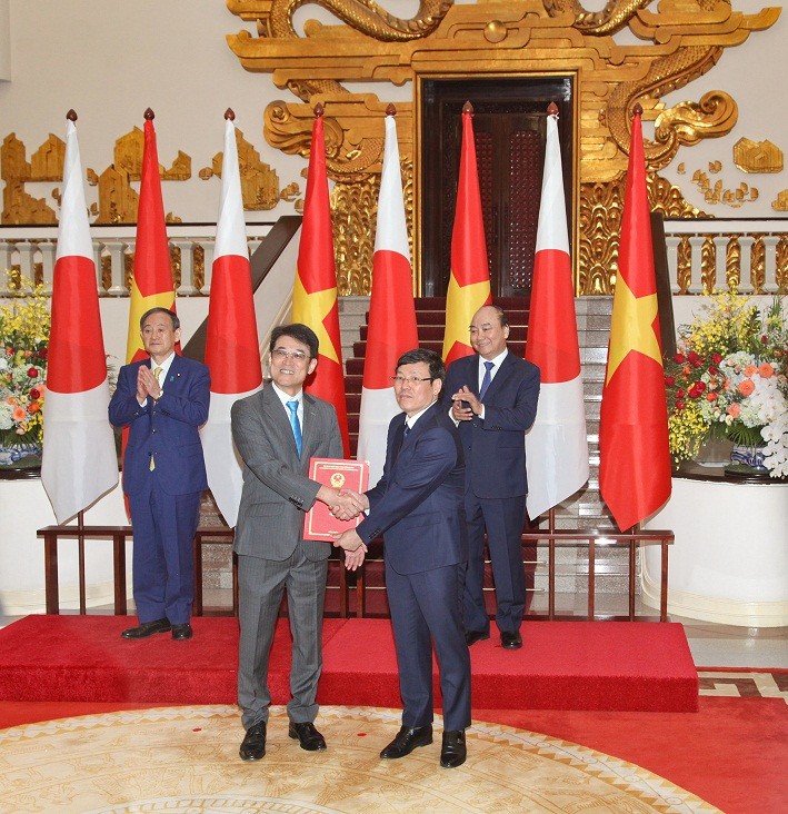 Chủ tịch UBND tỉnh Vĩnh Phúc Lê Duy Thành trao Giấy chứng nhận đầu tư cho Tổng giám đốc Công ty TNHH TOTO Việt Nam Hiroyu Suzuki, ngày 19/10/2020.