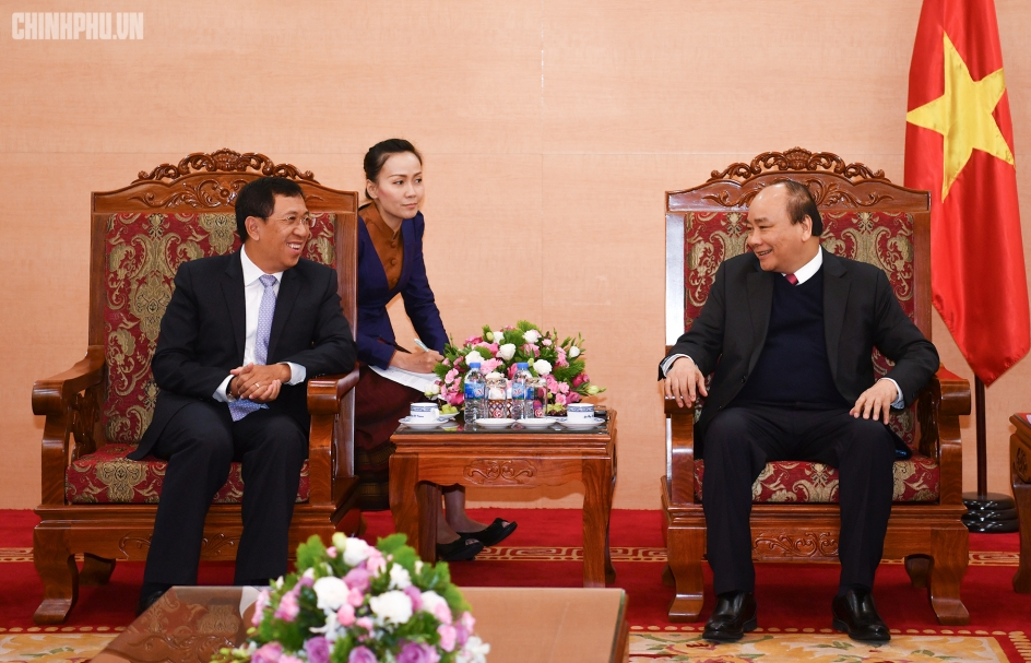 Thủ tướng Nguyễn Xuân Phúc tiếp Thống đốc Ngân hàng CHDCND Lào