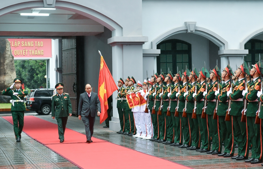 Thủ tướng Nguyễn Xuân Phúc kiểm tra công tác sẵn sàng chiến đấu tại Tổng cục 2