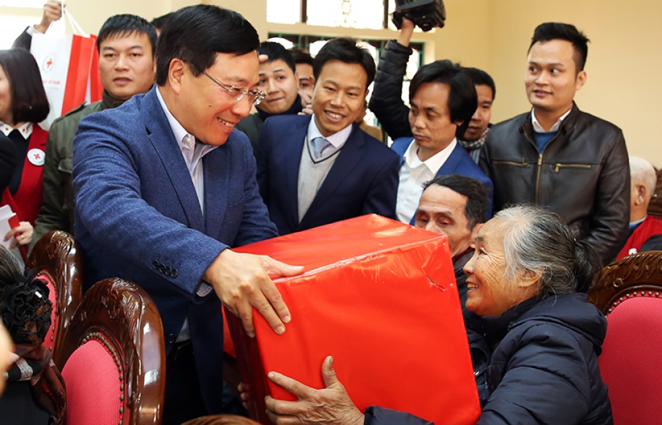 Phó Thủ tướng Phạm Bình Minh thăm, tặng quà Tết gia đình chính sách, người lao động tại Nam Định