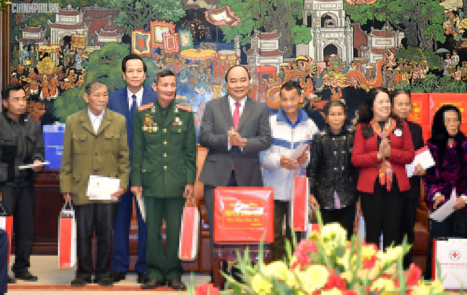 thu tuong tham chuc tet nguoi ngheo gia dinh chinh sach