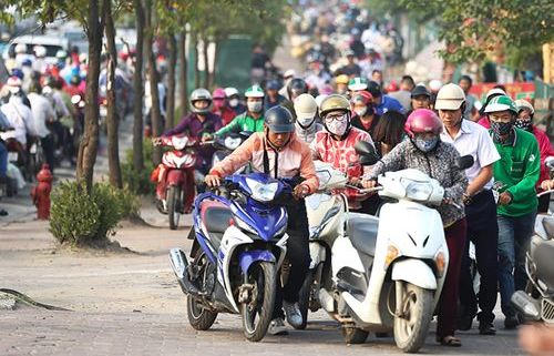 Nhà văn hóa Hữu Ngọc bàn về văn hóa xe máy ở Hà Nội