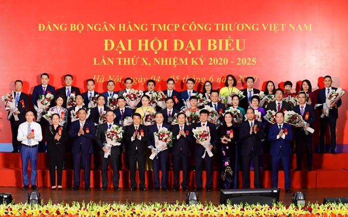 Đồng chí Y Thanh Hà Niê Kđăm - Ủy viên Dự khuyết Ban Chấp hành (BCH) Trung ương Đảng, Bí thư Đảng ủy Khối Doanh nghiệp Trung ương, cùng các đồng chí Lãnh đạo tặng hoa chúc mừng BCH Đảng bộ Ngân hàng TMCP Công Thương Việt Nam khóa X, nhiệm kỳ 2020.