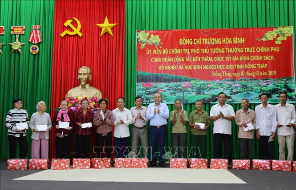 Phó Thủ tướng Trương Hòa Bình tặng quà cho người nghèo, gia đình chính sách tỉnh Đồng Tháp