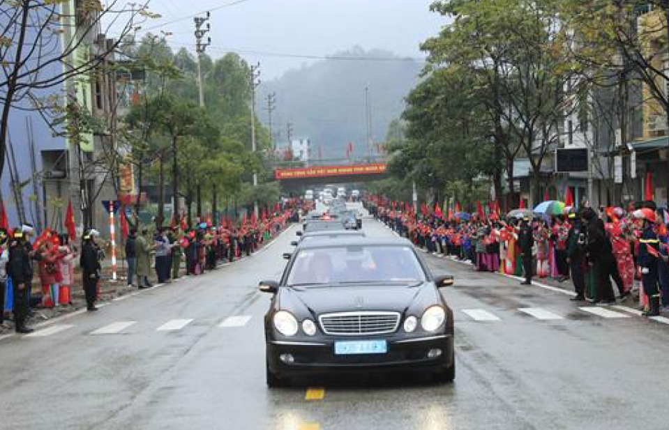 Đoàn xe hộ tống Chủ tịch Triều Tiên Kim Jong-un thẳng tiến Hà Nội