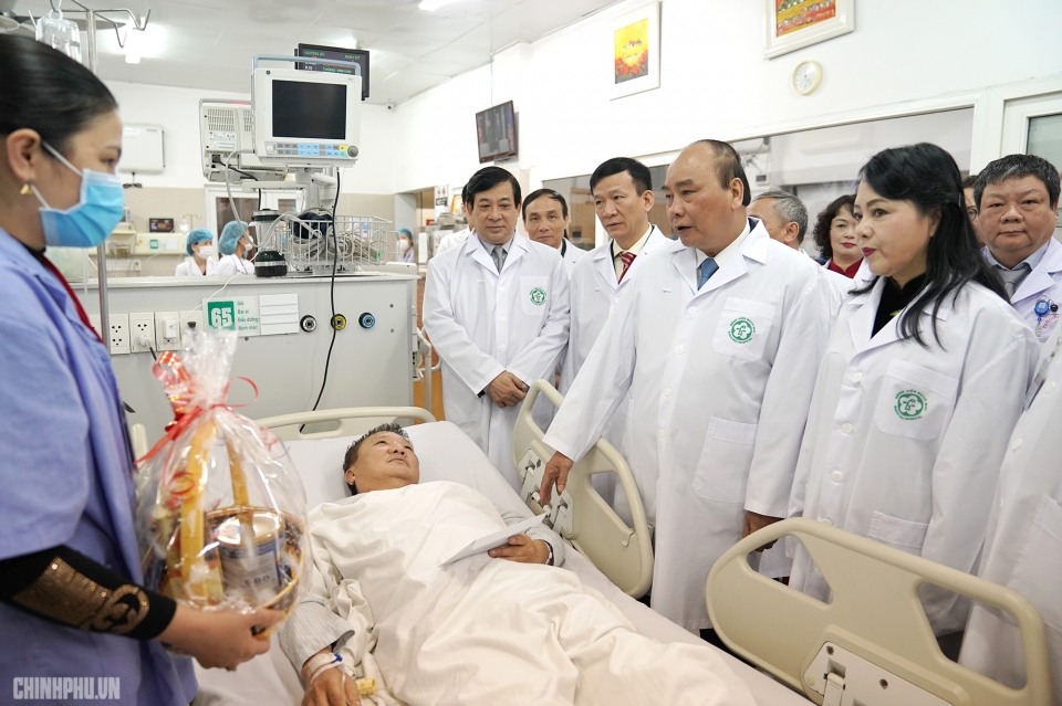 Thủ tướng Nguyễn Xuân Phúc: Cần tôn vinh những ‘anh hùng thầm lặng’ của ngành y thu tuong nguyen xuan phuc can ton vinh nhung anh hung tham lang cua nganh y