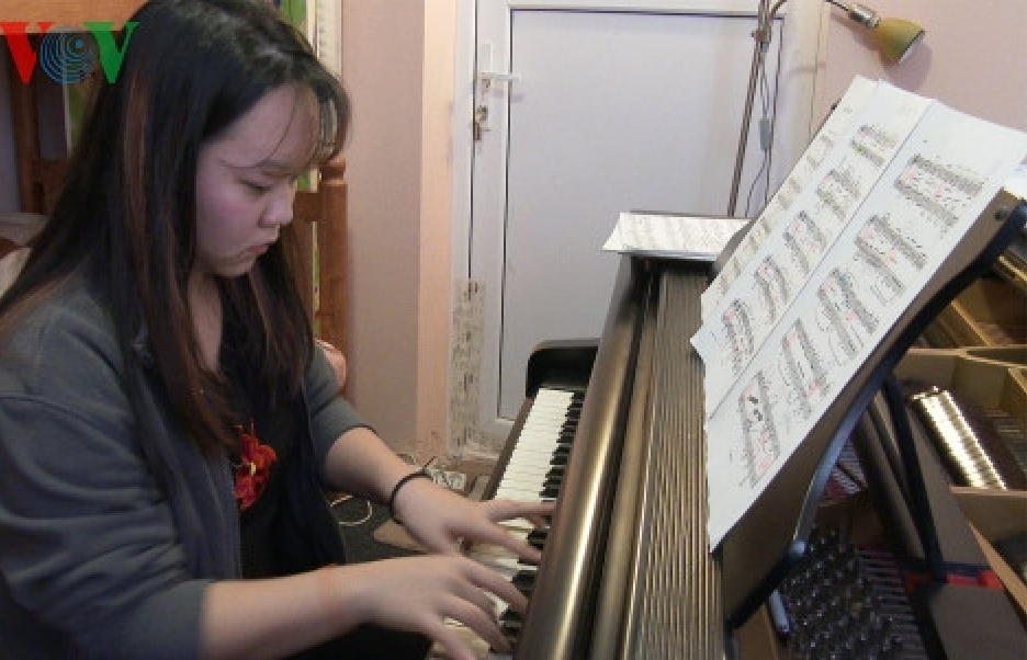 Thùy Linh - tài năng piano không đợi tuổi tại Czech