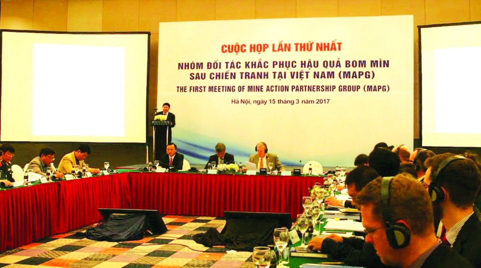hanh trinh lam sach bom min viet nam khong don doc
