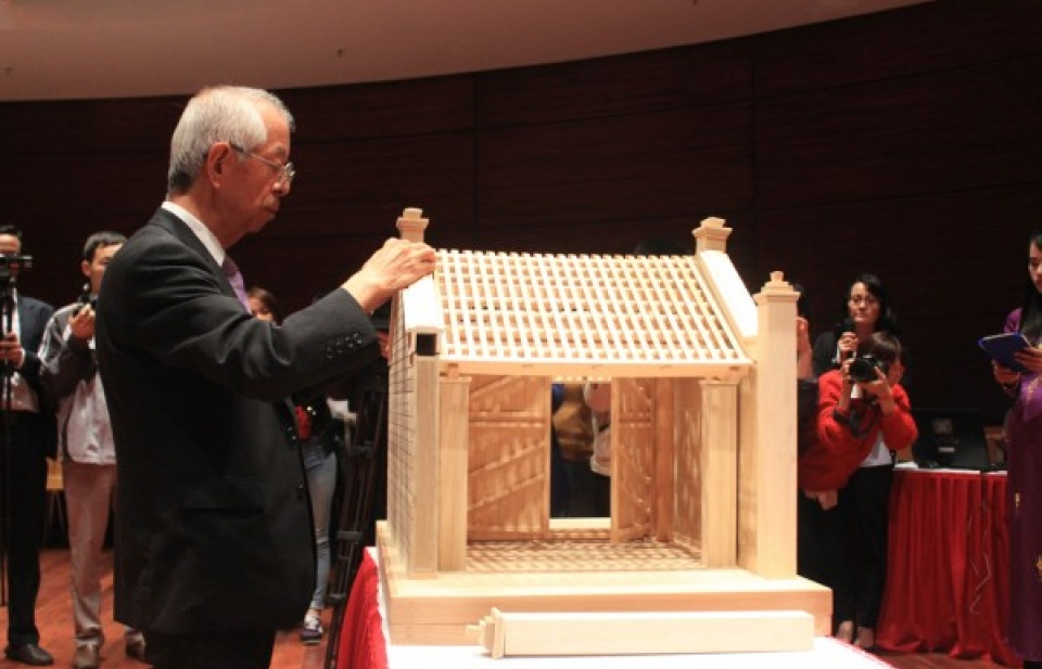Giáo sư Nhật Bản phục dựng mô hình cổng làng cổ Đường Lâm