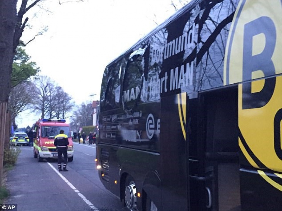 duc xe bus cua cau lac bo dortmund bi tan cong voi 3 vu no