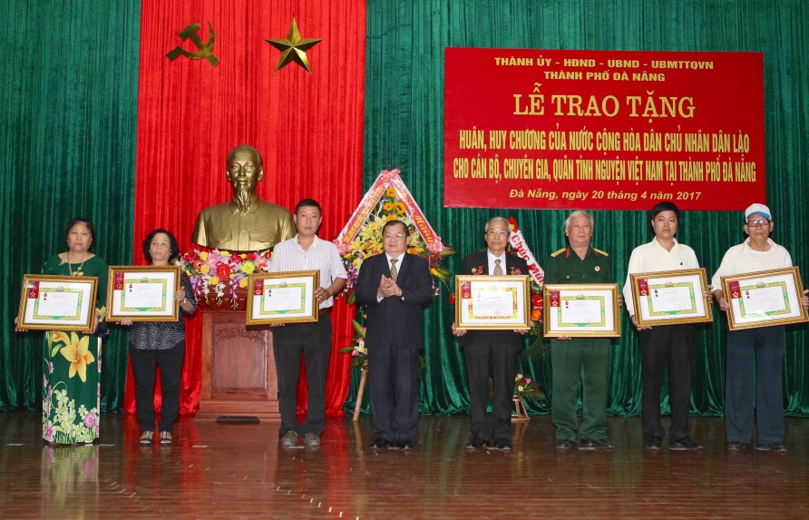 Nhà nước Lào tặng huân, huy chương cho quân tình nguyện Việt Nam