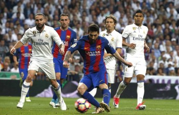 Real Madrid 2-3 Barcelona: Cú đúp của Messi